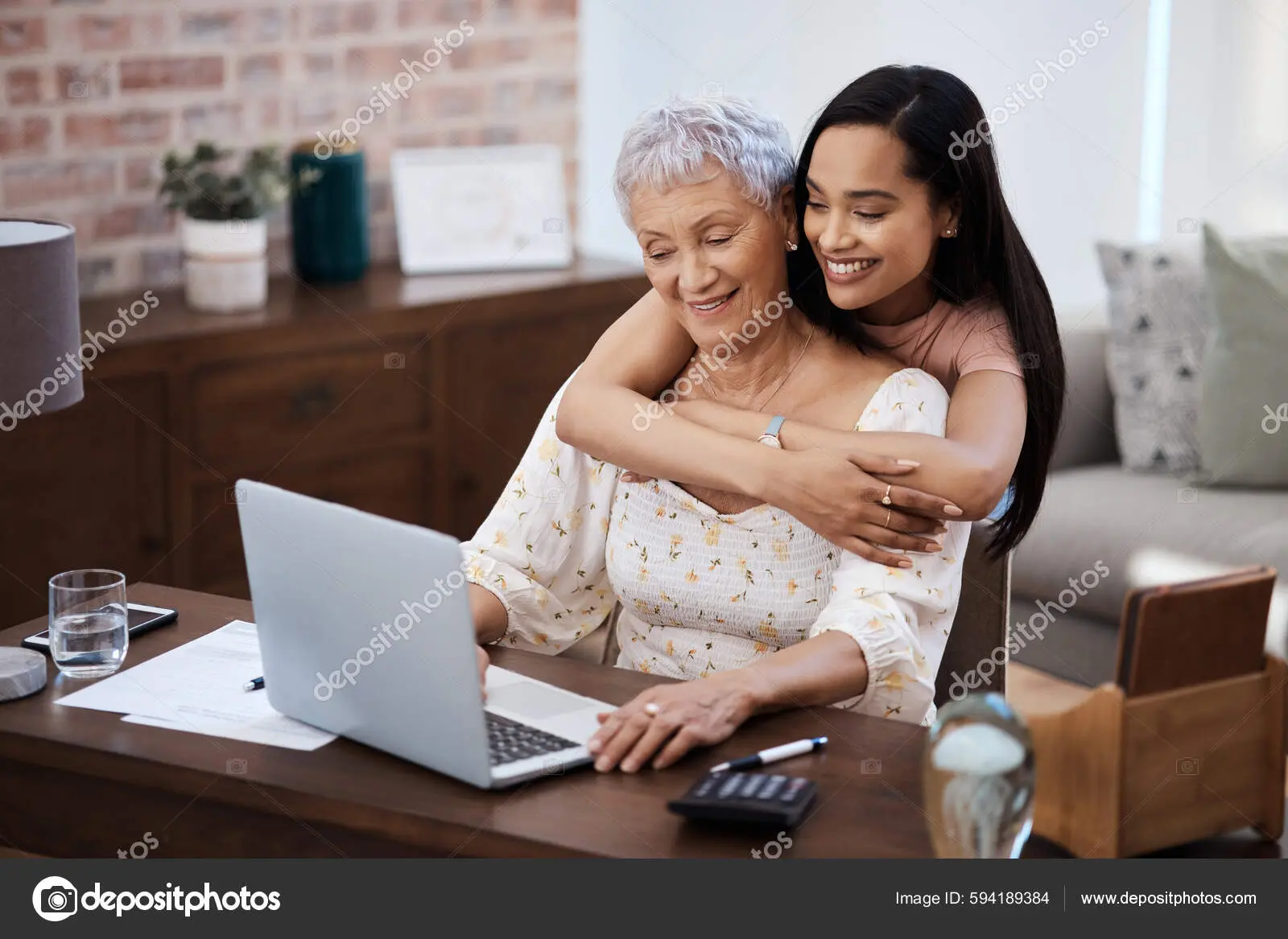 Eine ältere Frau am Laptop, die von einer jüngeren Frau begleitet wird – Layoutvorschau.